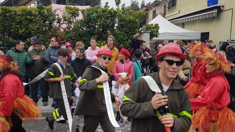 Pisana, razposajena, množična