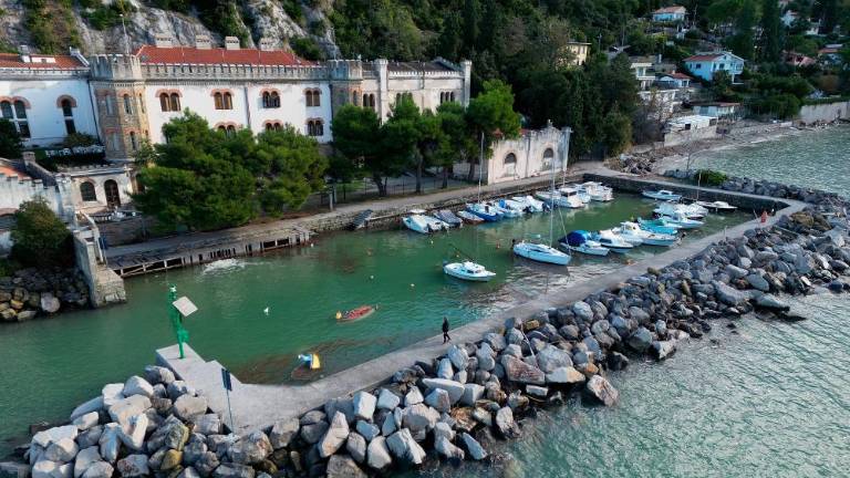 Sprehod po opustošeni kriški obali