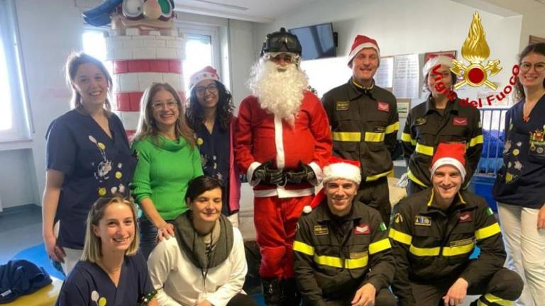 Božičku v bolnišnico pomagali gasilci