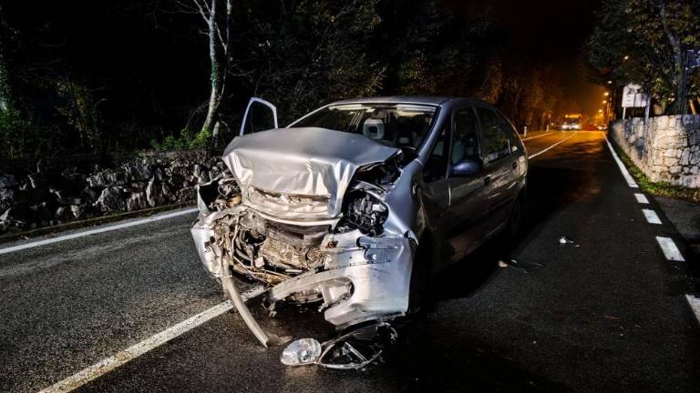 Med Opčinami in Trebčami avtomobila čelno trčila