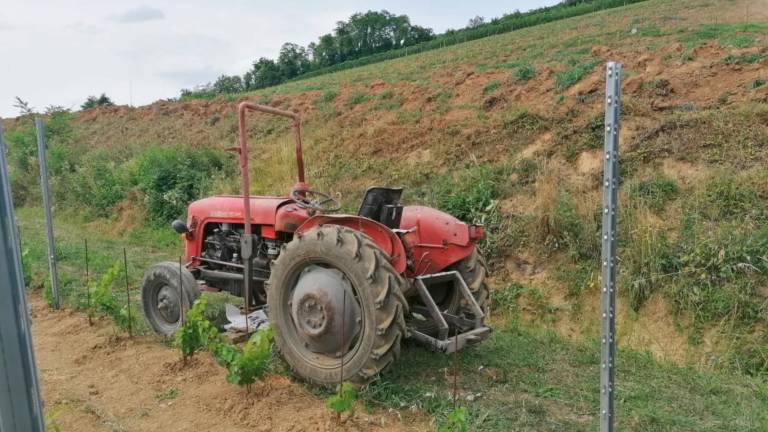 V Avberju se je v nesreči s traktorjem huje poškodoval 16-letnik