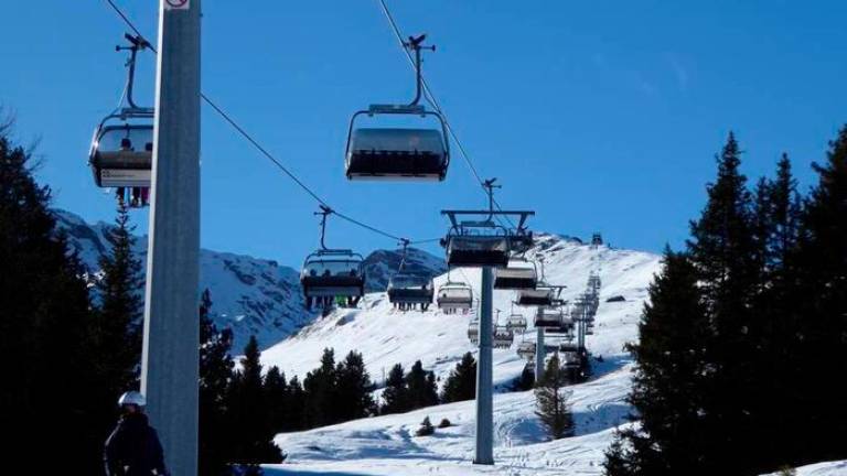 Na Južnem Tirolskem smučarka padla s sedežnice in umrla