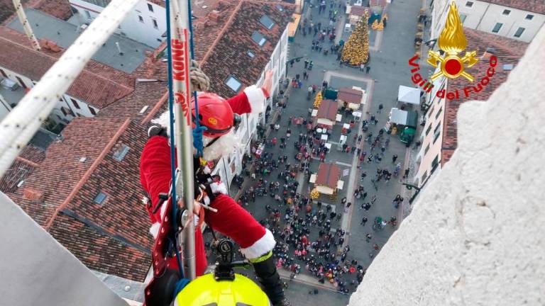 Božiček se je spustil s 70-metrskega zvonika (foto in video)