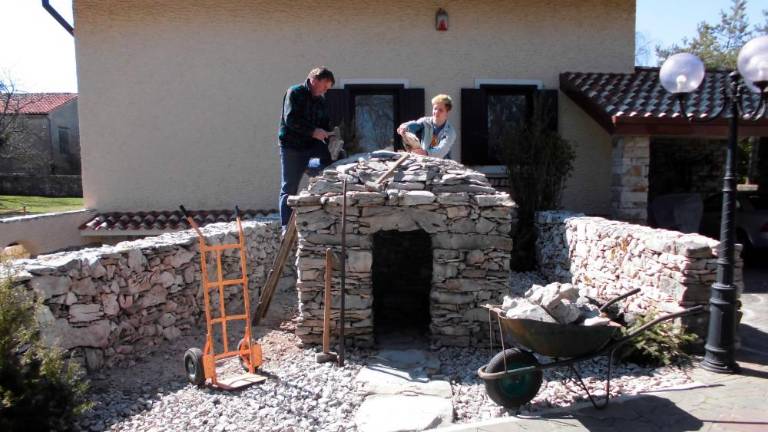 Tudi v času koronavirusa kraška suhogradnja se ne ustavi <i>(N.K.)</i>