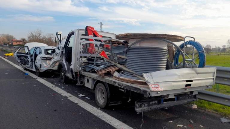 Smrtna nesreča na avtocesti A28: tovornjak je trčil v skupino oseb