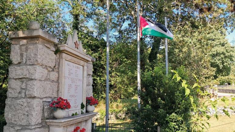 Palestinska zastava ob spomeniku padlim v NOB v znak človečnosti