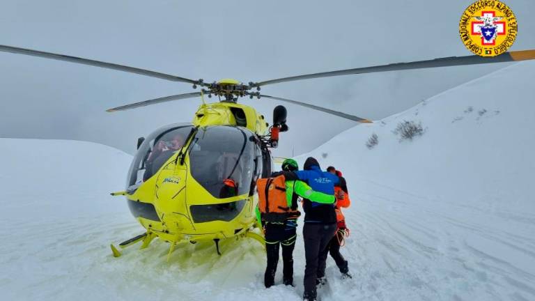V visokem snegu padel in se poškodoval