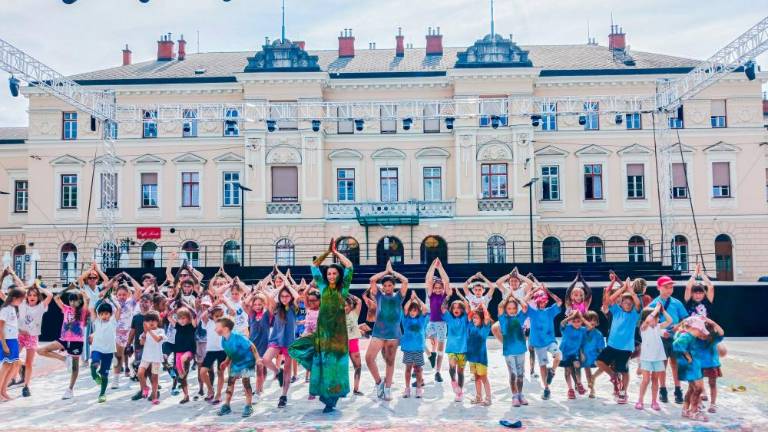 Vitruvijska ženska nagovarja k miru in sožitju (foto)