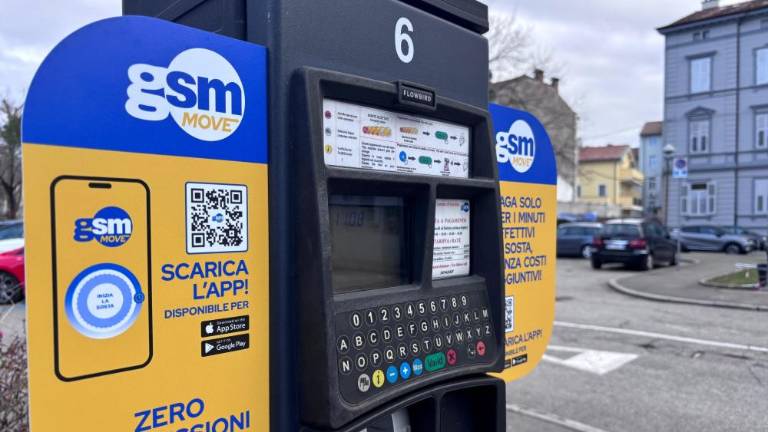 S kovanci, kartico ali aplikacijama