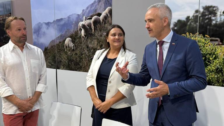 Predsednik Kmečke zveze Franc Fabec s predstavnikoma slovenske vlade (USZS)