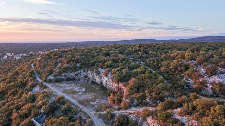 Pri Doberdobu pešpot med jezerom, skalami, zgodovino in kraško goščo