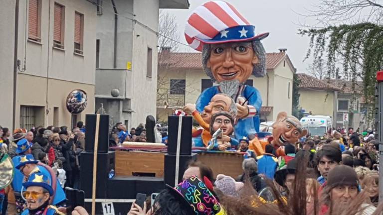 Pisana, razposajena, množična