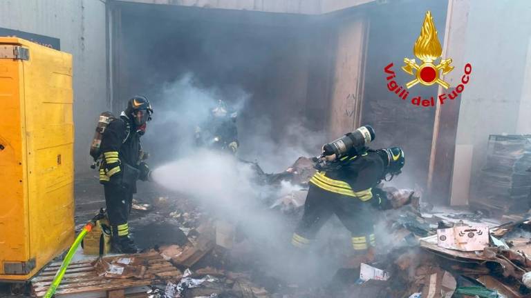 Zagorel stiskalni kontejner z odpadki