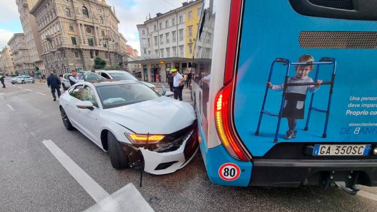 Po trčenju v avtobus poklical starša, ki sta zmerjala voznika