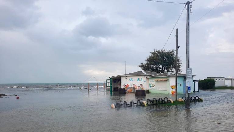 Podivjano morje poškodovalo plaže (FOTO in VIDEO)
