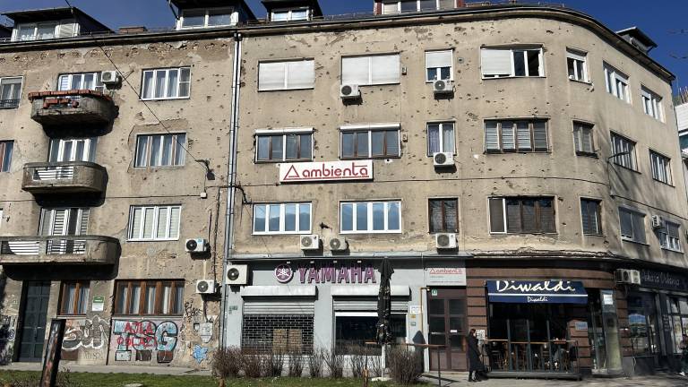 Skoraj štiri leta granat, smrti in črnega humorja