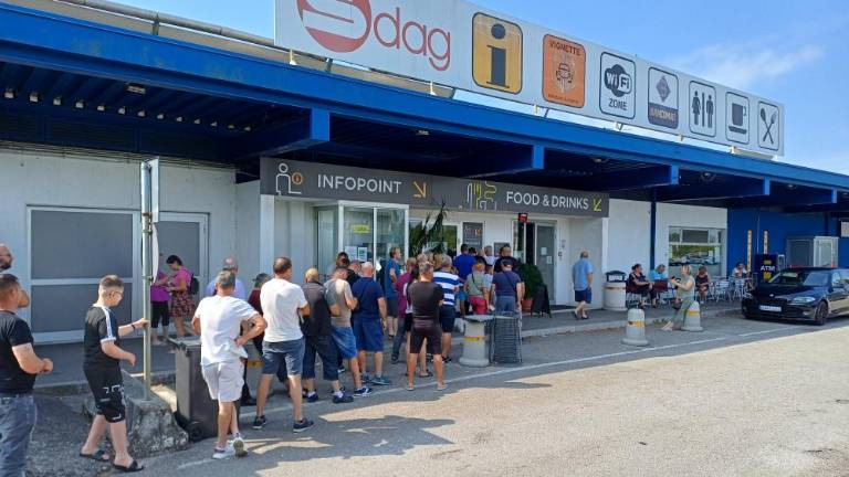 Najprej čakali na vinjeto, nato kupili dražje gorivo