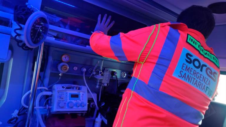 Po trčenju ostal ukleščen v avtomobilu