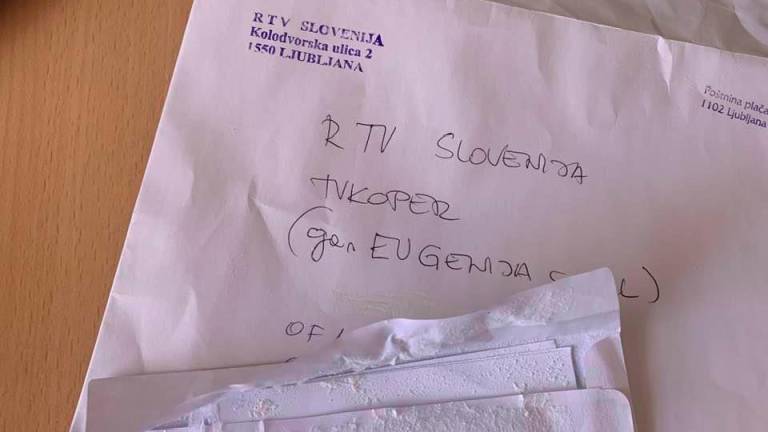 Kuverta z belim prahom novinarki koprske RTV