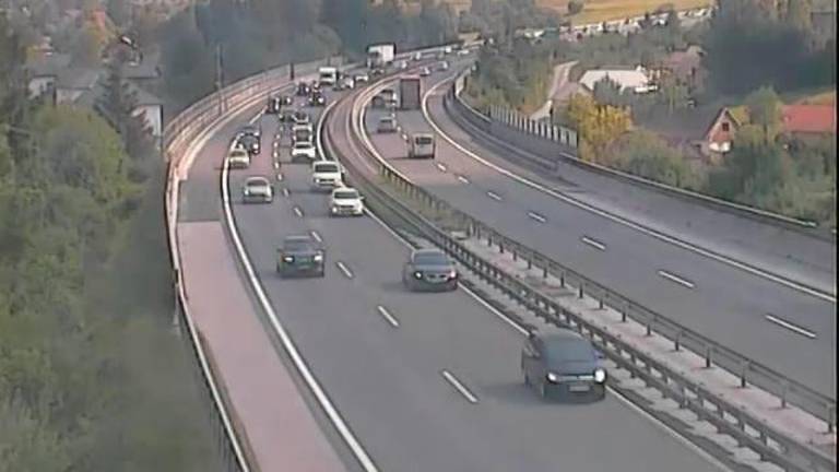 Na primorski avtocesti v smeri Ljubljane 35 minut daljši čas potovanja