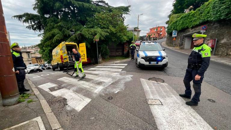 V Ulici Commerciale odstranjevali spolzko snov na cestišču