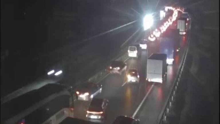 Primorska avtocesta bo zaradi nesreče predvidoma dlje časa zaprta