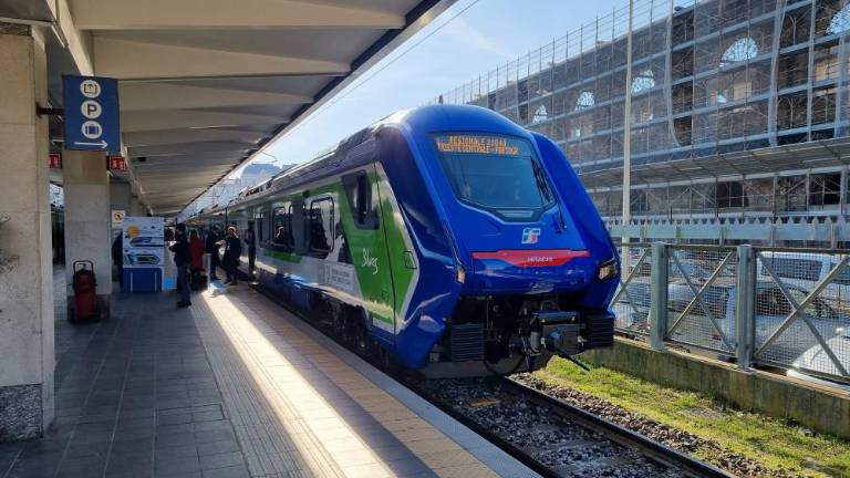 Po FJK se od danes pelje drugi hibridni vlak