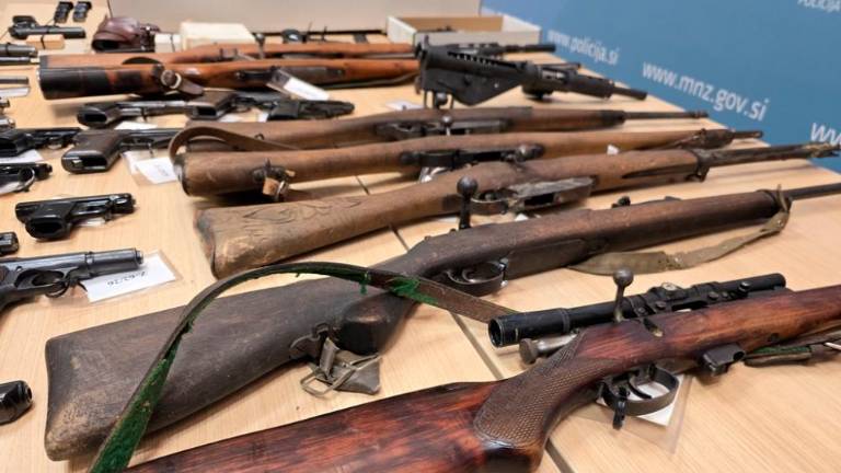 Slovenska policija nezakonito orožje prevzela v 387 primerih (foto)