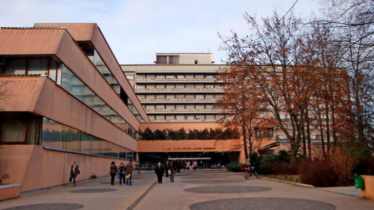 V UKC Ljubljana zaradi covida-19 prepovedali obiske