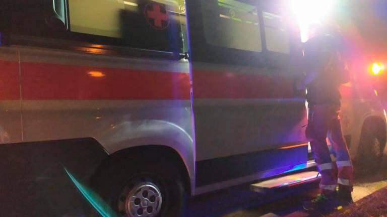 Padel na tekočih stopnicah in se hudo poškodoval