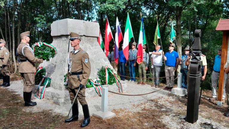 Polaganje vencev pri obnovljenem madžarskem spomeniku pod Debelo grižo