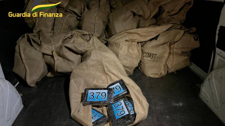 Tržaška finančna policija zasegla 700 kilogramov kokaina in aretirala 21 ljudi