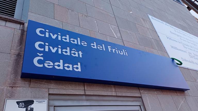 Na čedajski železniški postaji spet visi trojezična tabla