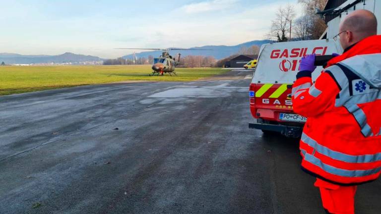 Vlak pri Postojni trčil v skupino delavcev, dva sta umrla