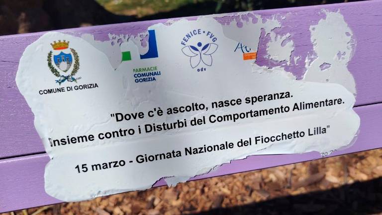 Vandali poškodovali lila klop v goriškem Ljudskem vrtu