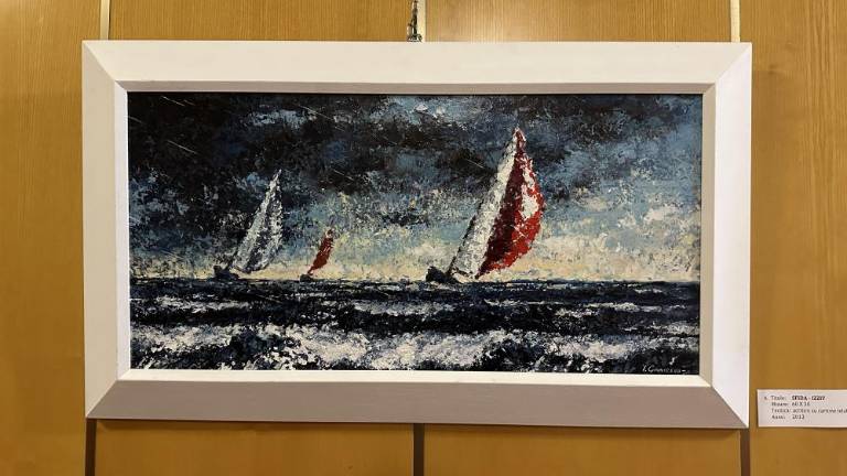 S slikarsko lopatico ustvarja na platnu in lesu