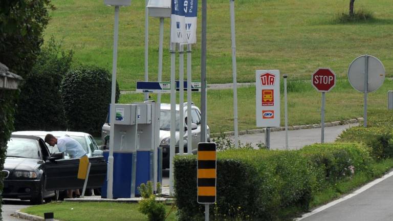 Tržačan, ki je končal v bolni&scaron;nici, naj bi brcnil policista