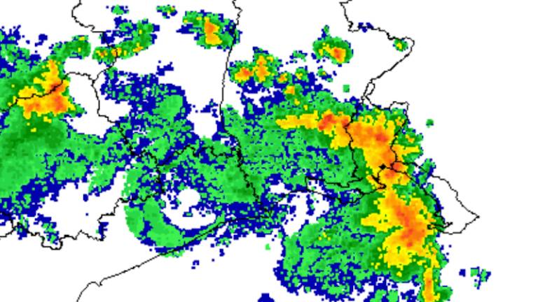 Drevesa je podrl sunek 114 km/h