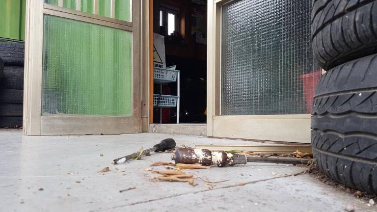 Vlomili v dva avtoodpada