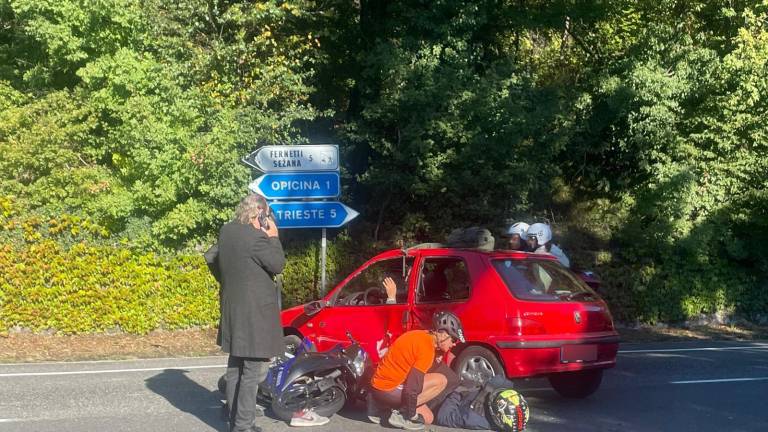 Nad Lajnarji trčila motorno kolo in avtomobil