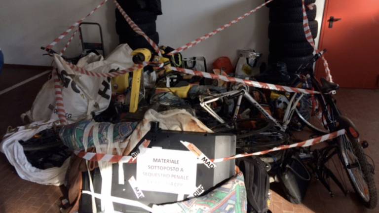 Pod blazinami v Franciji ukradeno blago