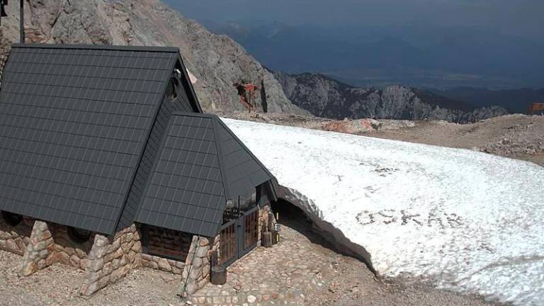 Kredarica letos v snegu do 2. julija (video time-lapse)