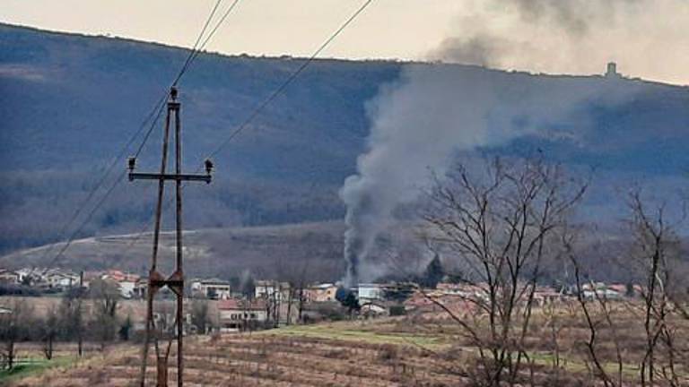 V Biljah eksplozija peči povzročila požar