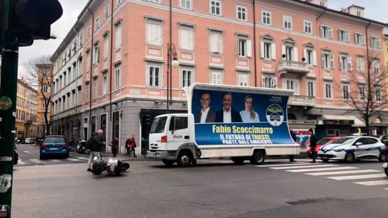 Trčila skuter in tovornjak z volilnimi panoji