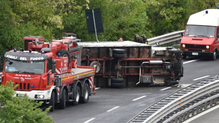 Spet prevrnjen tovornjak na trža&scaron;ki hitri cesti