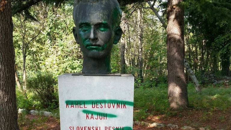 Vandali &raquo;obiskujejo&laquo; &scaron;olo