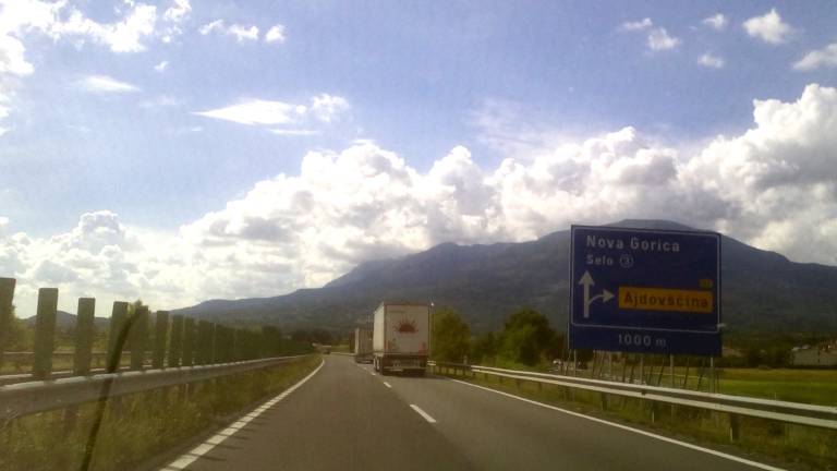 Spet po enem pasu
