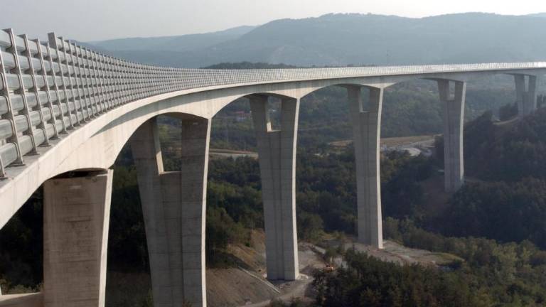 Zaprta primorska avtocesta pri Dekanih