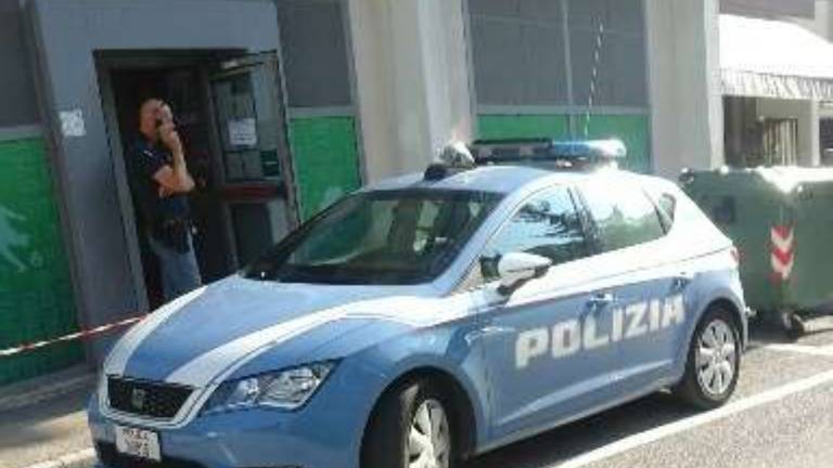 Ukradli avtomobil in izpraznili avtomate