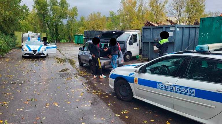 Material iz kleti in stanovanj odvažali v miljski zbirni center